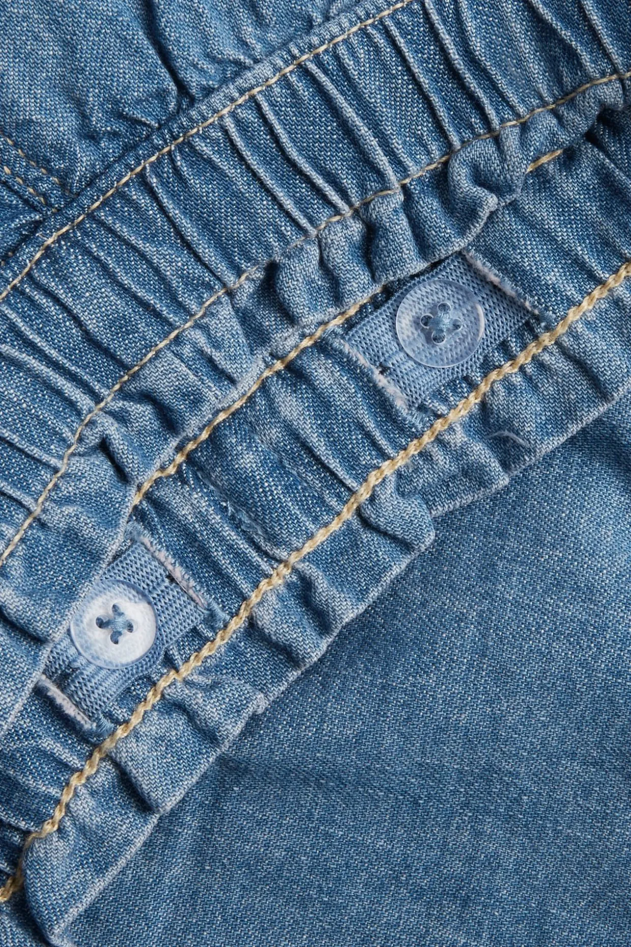 Jeansshorts i dra-på-modell