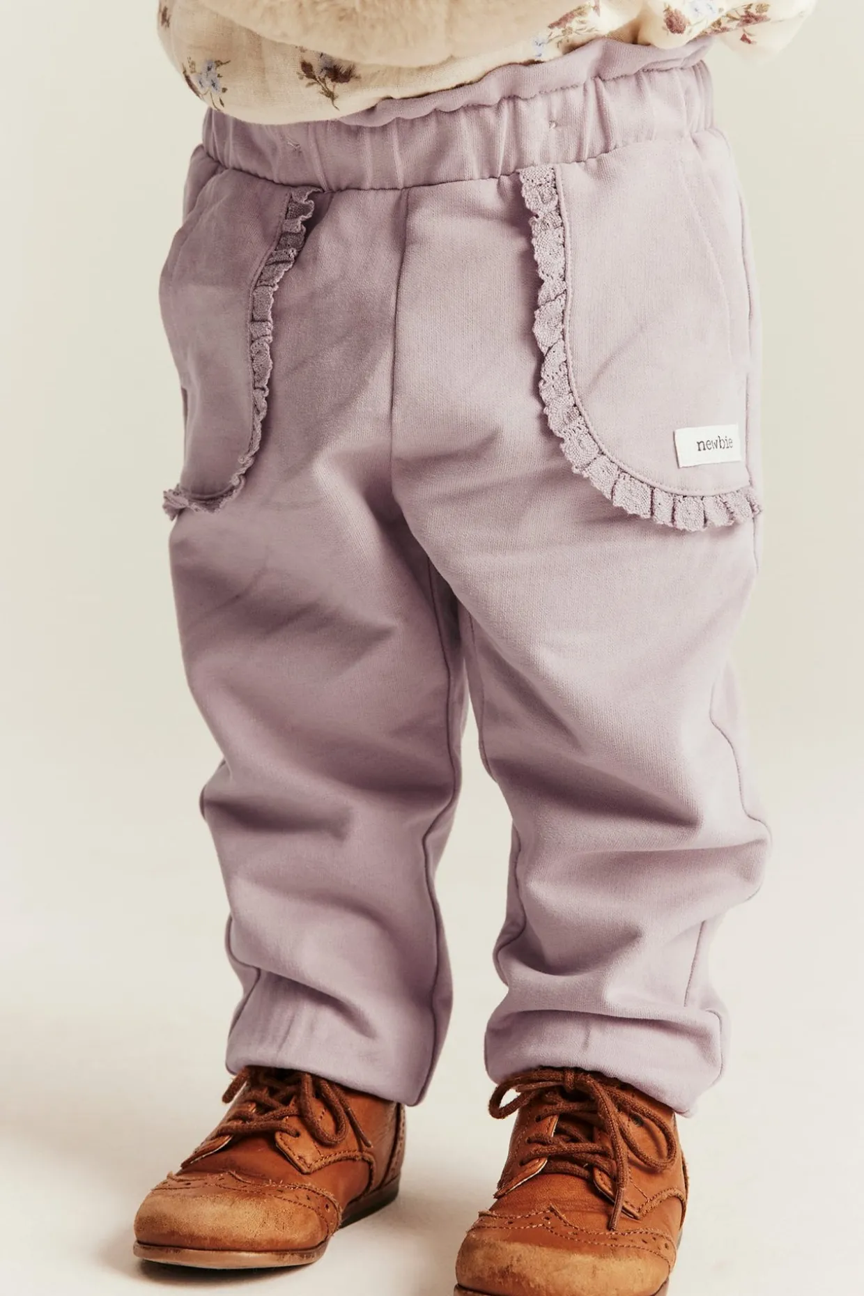 Joggebukser med blondedetaljer