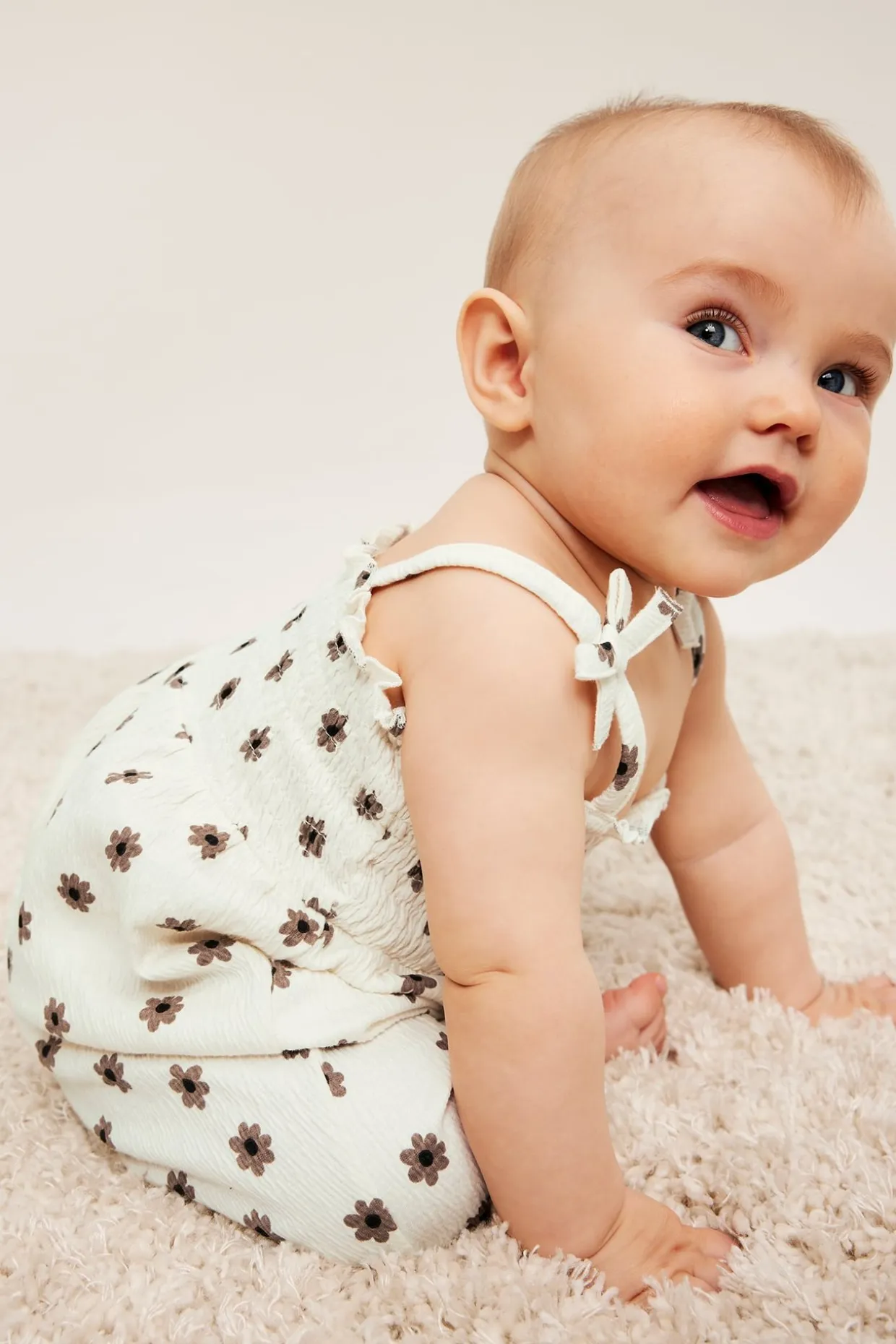 Jumpsuit med små blomster og sløyfer