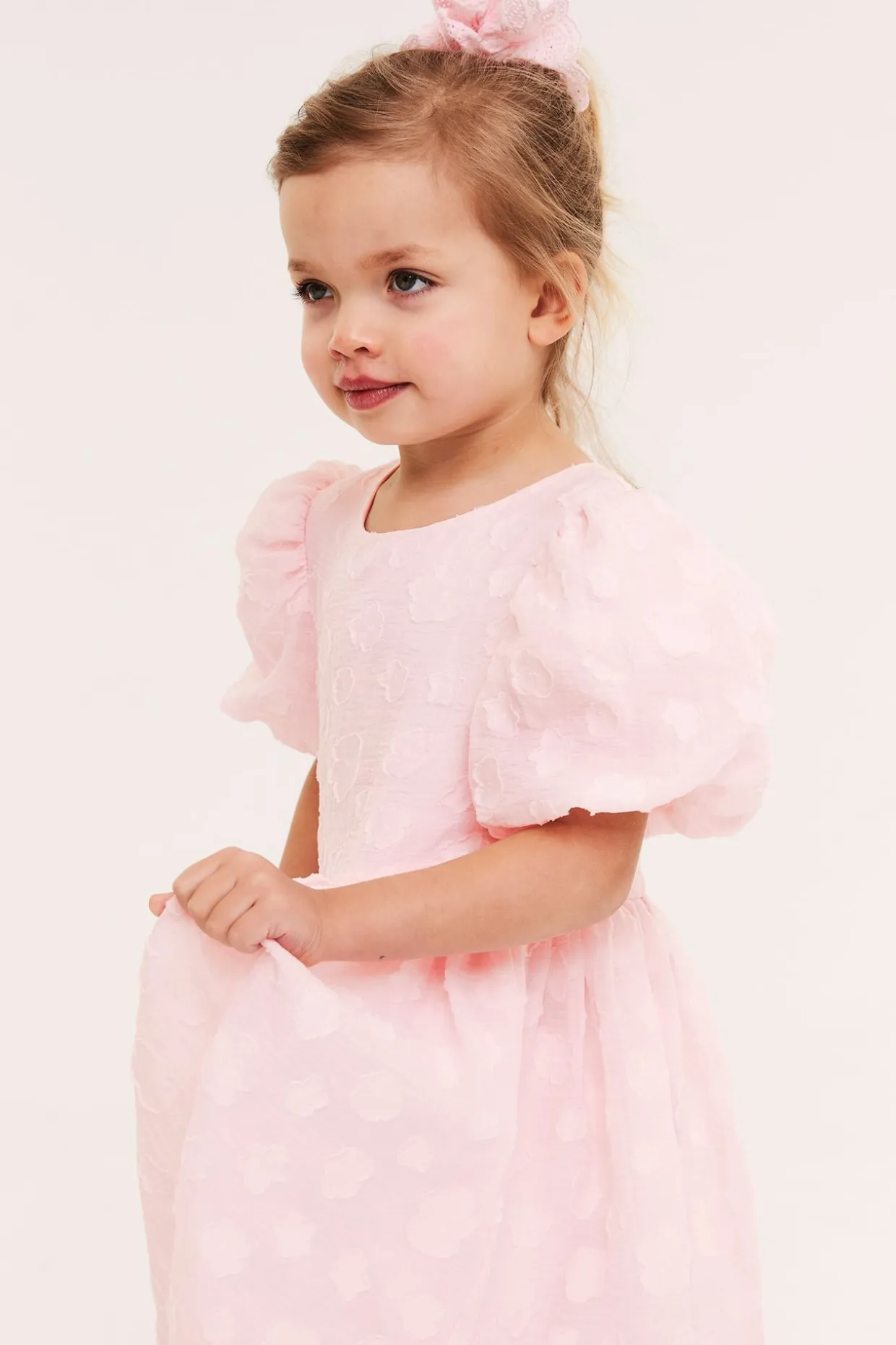 Kjole i organza med puffermer