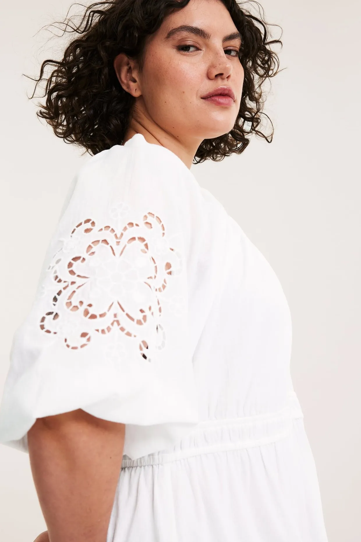 Kjole med broderidetaljer