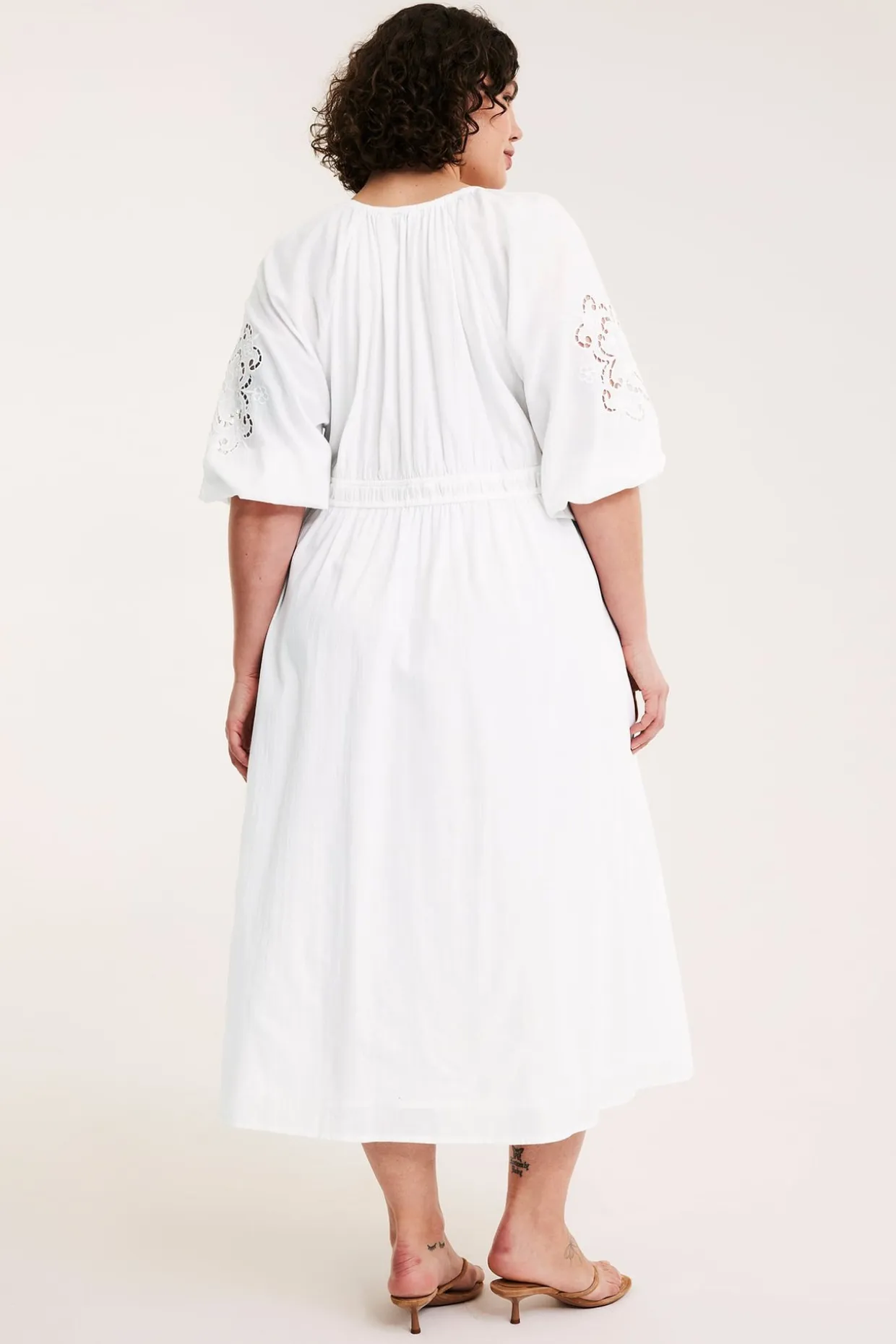 Kjole med broderidetaljer