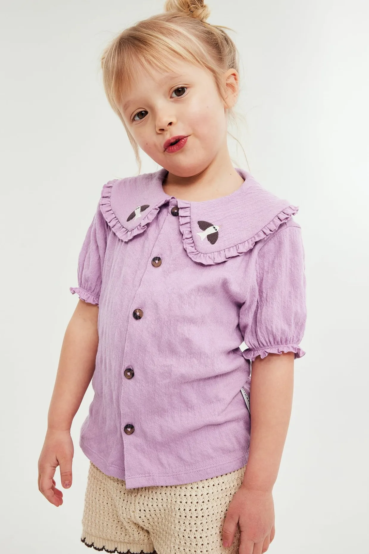 Kortermet bluse med broderi