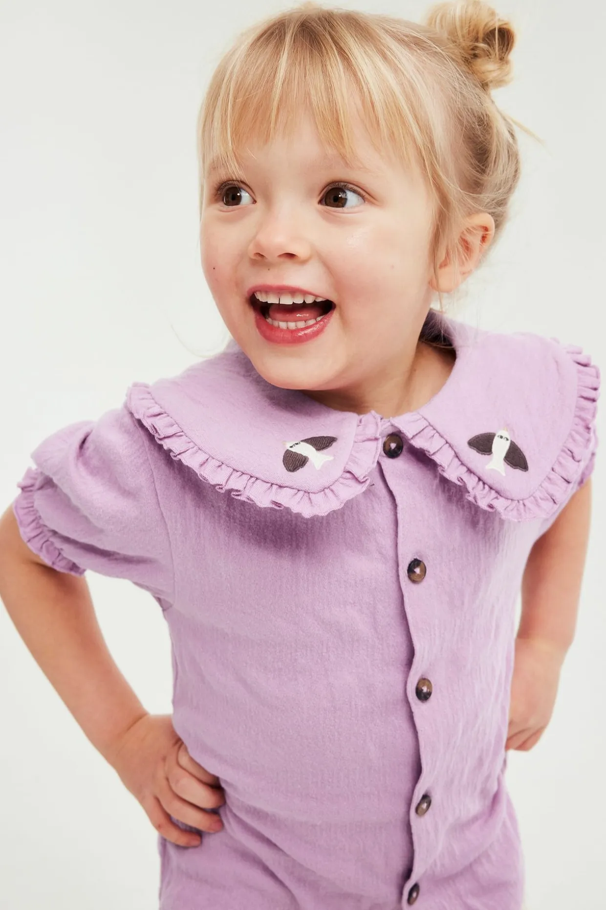 Kortermet bluse med broderi