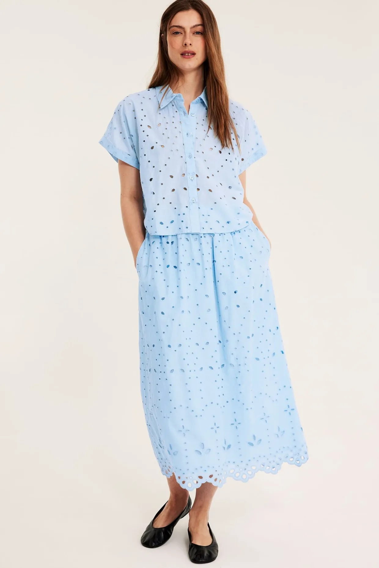 Kortermet bomullsbluse med broderie anglaise