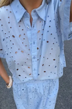Kortermet bomullsbluse med broderie anglaise