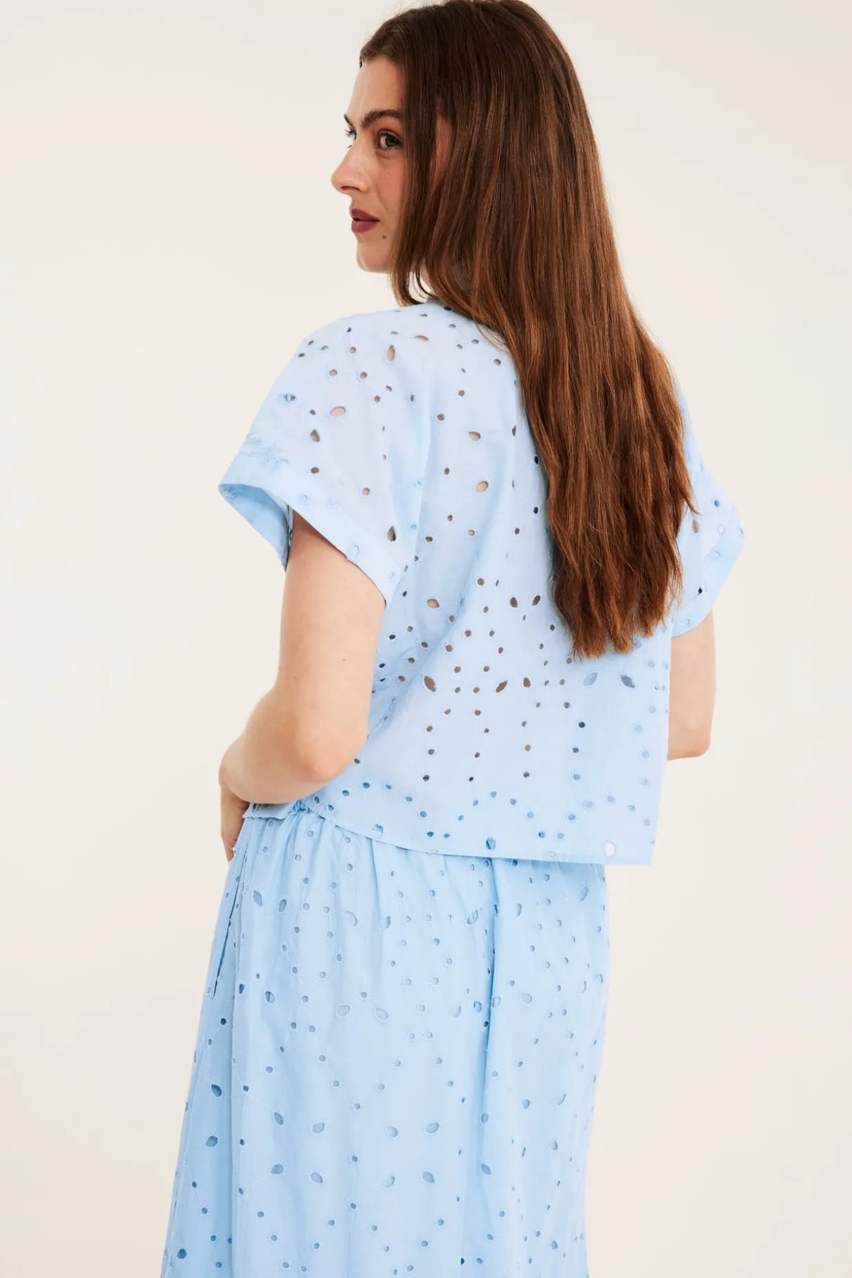 Kortermet bomullsbluse med broderie anglaise
