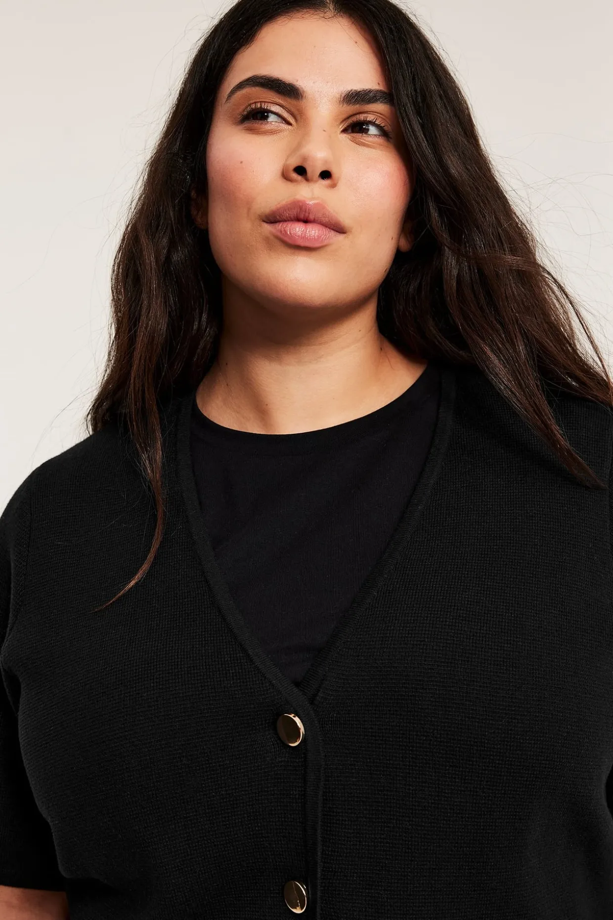 Kortermet cardigan med metallknapper