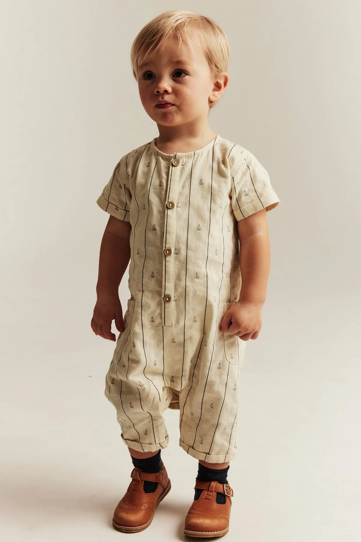 Kortermet jumpsuit med seilbåter