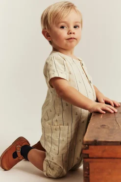Kortermet jumpsuit med seilbåter