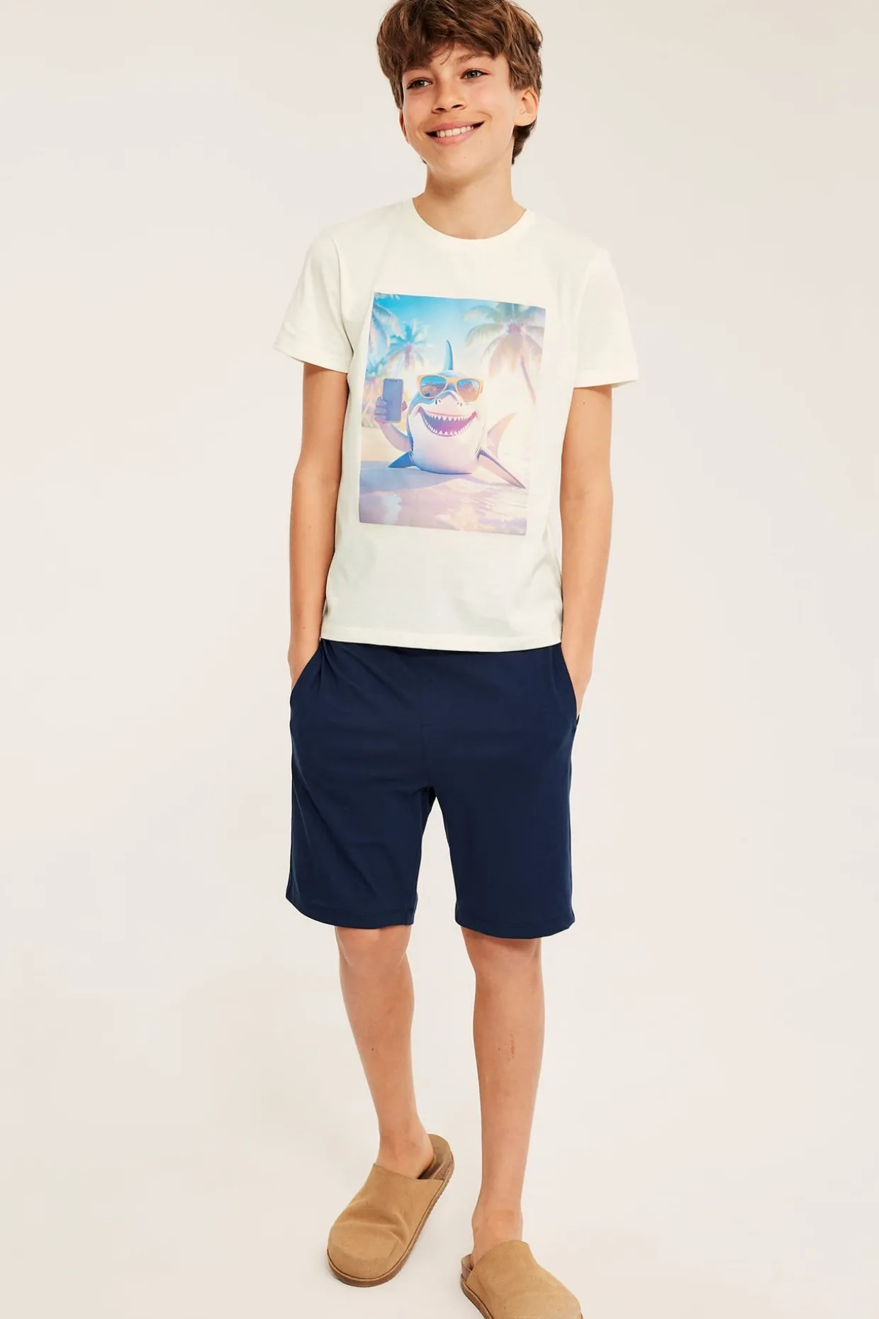 Kortermet pyjamas med haimotiv