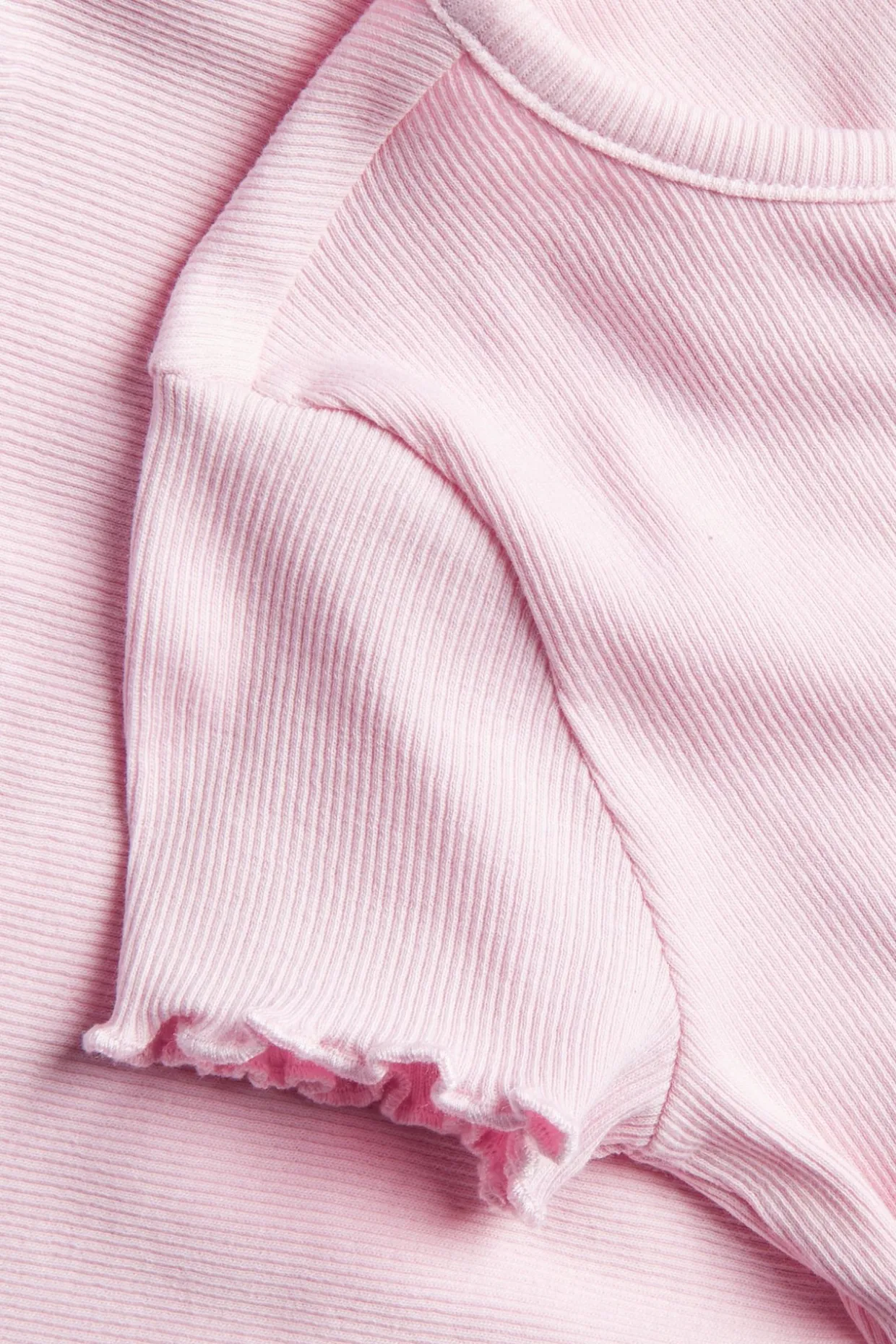 Kortermet ribbestrikket topp