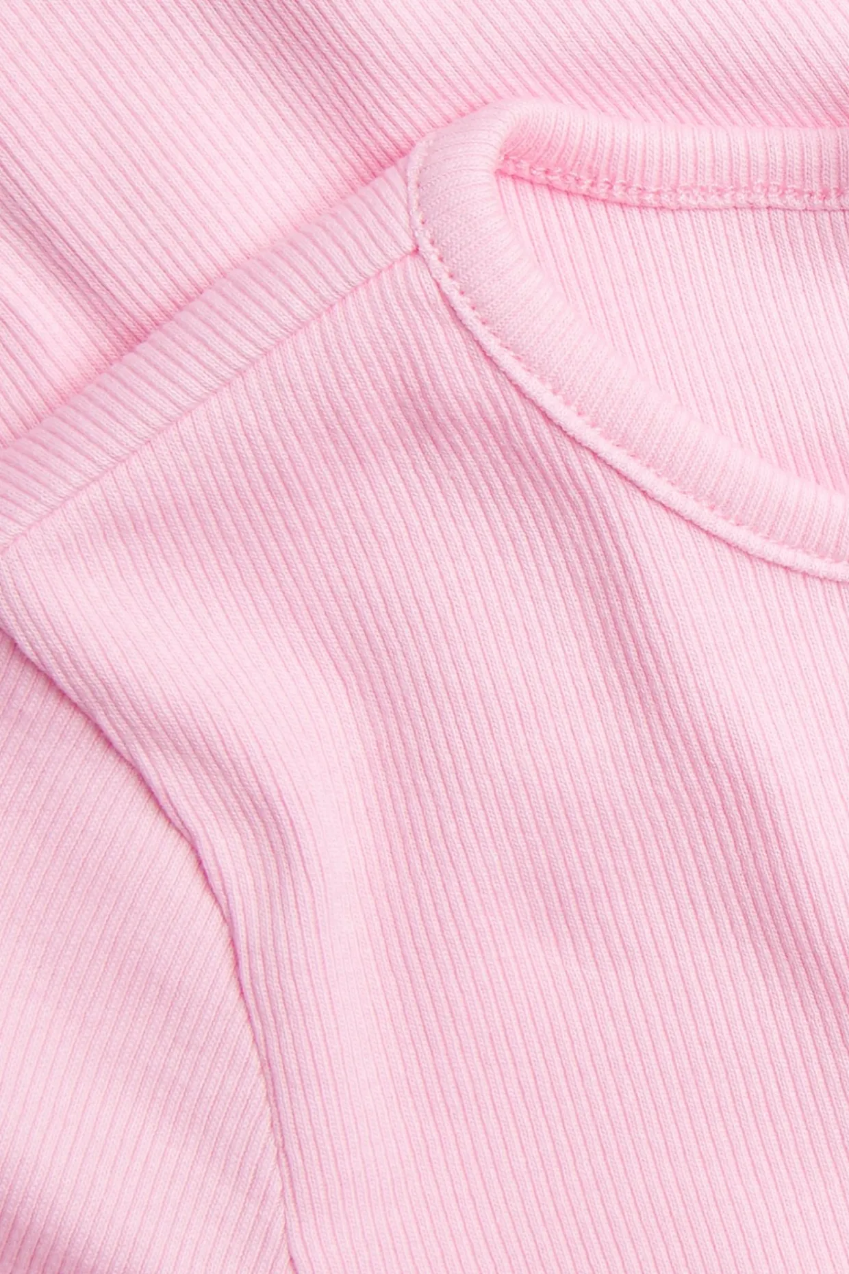 Kortermet ribbestrikket topp