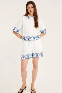 Kortermet skjorte med broderie anglaise