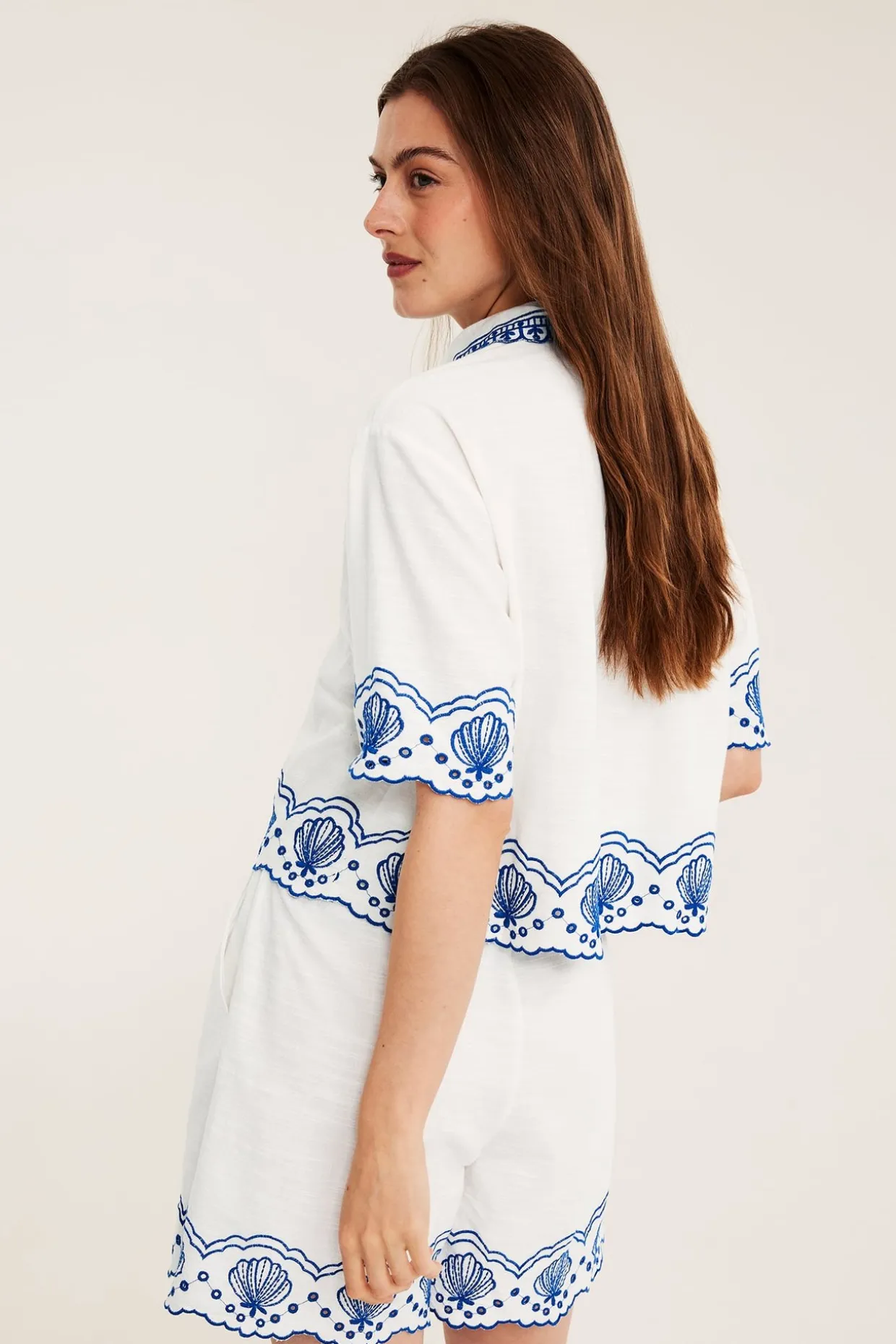 Kortermet skjorte med broderie anglaise