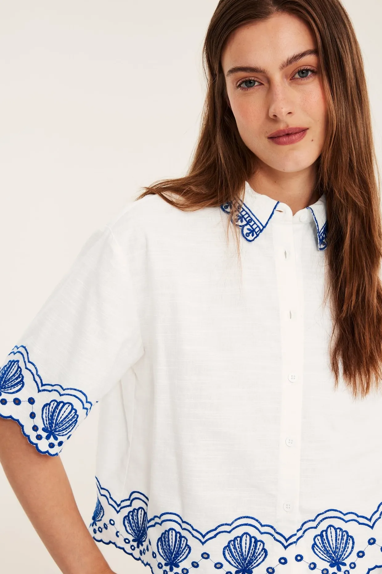 Kortermet skjorte med broderie anglaise