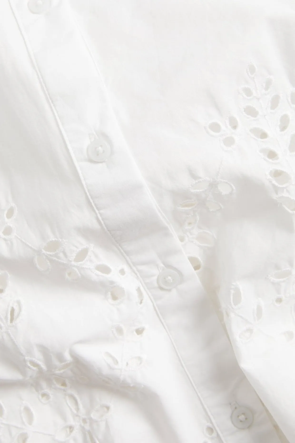 Kortermet skjorte med broderie anglaise