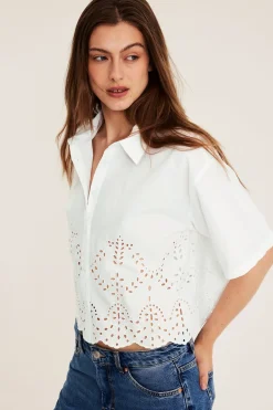 Kortermet skjorte med broderie anglaise