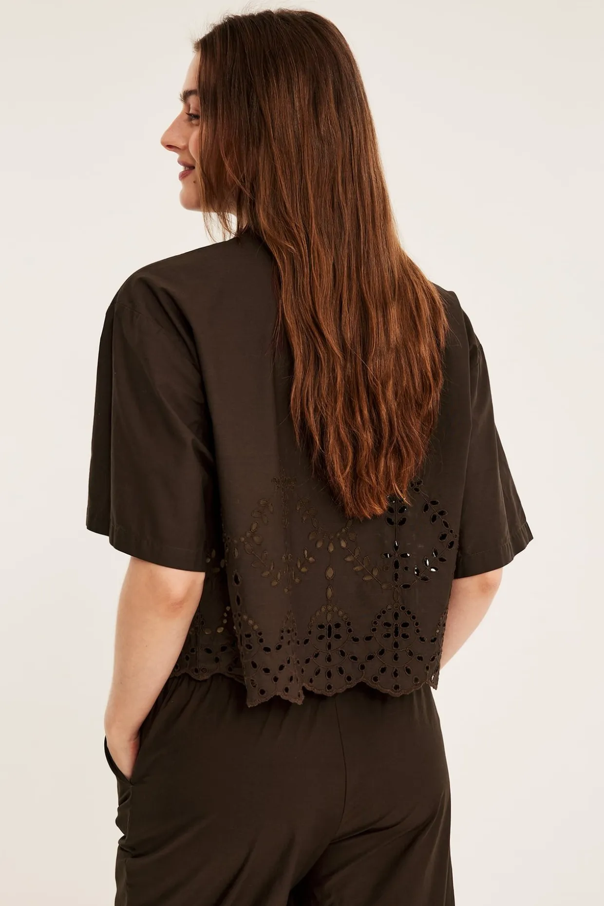 Kortermet skjorte med broderie anglaise