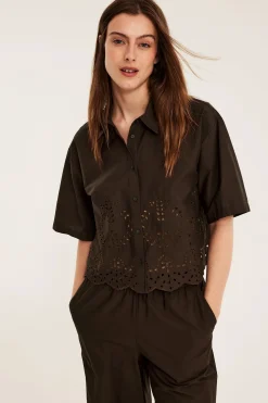 Kortermet skjorte med broderie anglaise