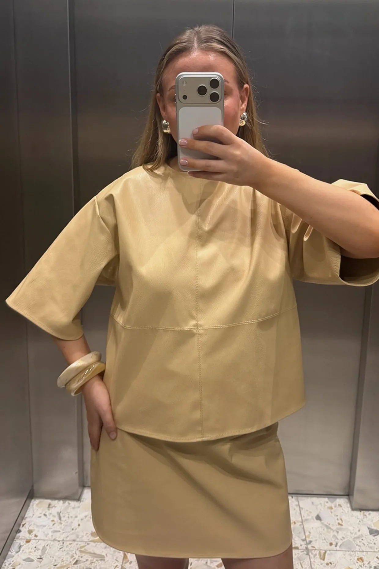 Kortermet topp i imitert skinn