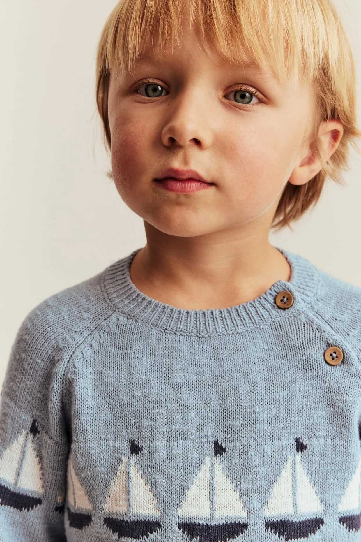 Langermet genser med seilbåter