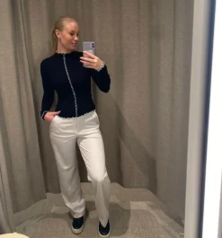 Langermet topp med babyoverlock-kanter