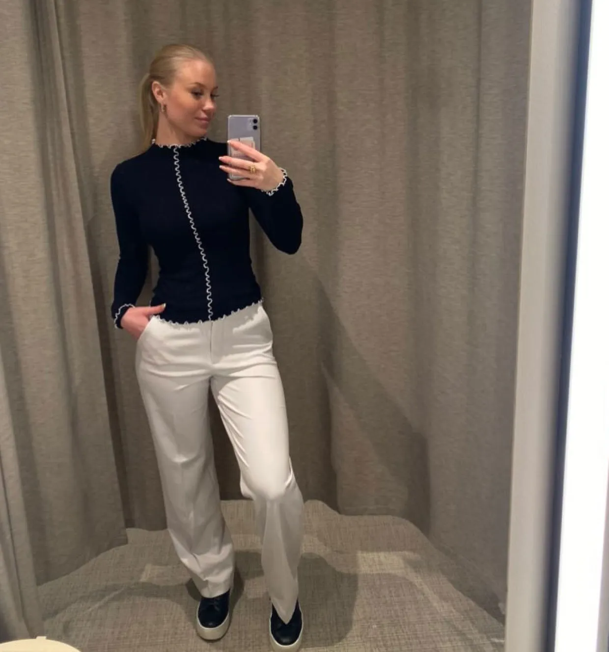 Langermet topp med babyoverlock-kanter