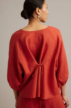 Linbluse med knappedetaljer