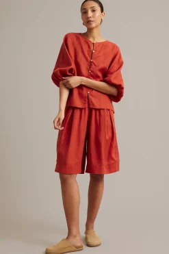 Linbluse med knappedetaljer