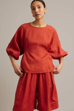 Linbluse med knappedetaljer