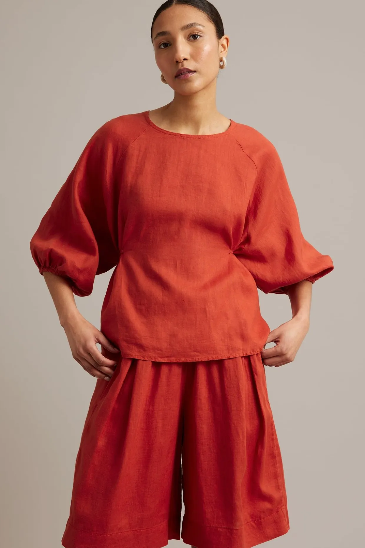 Linbluse med knappedetaljer