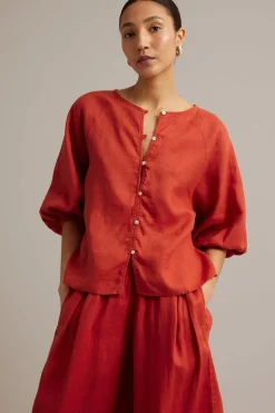 Linbluse med knappedetaljer