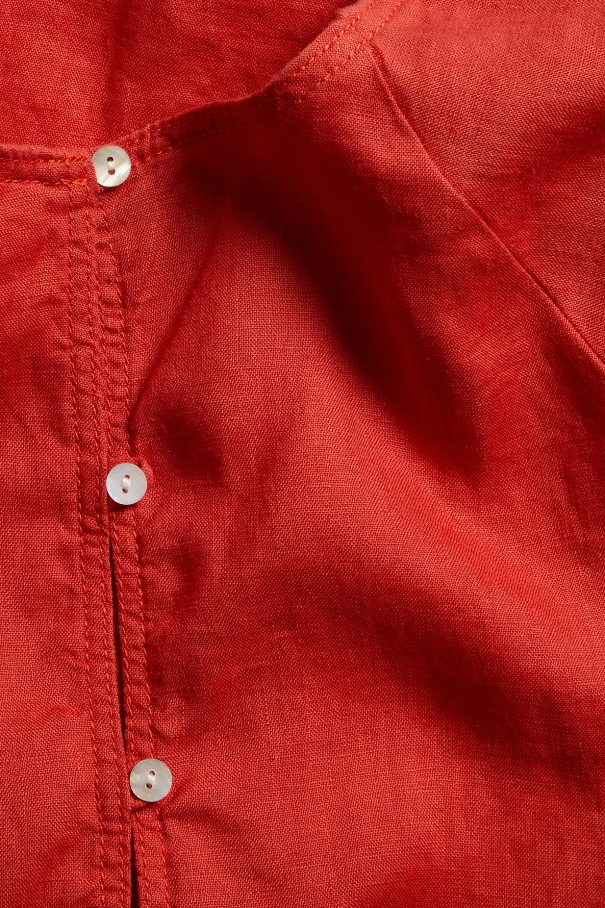 Linbluse med knappedetaljer