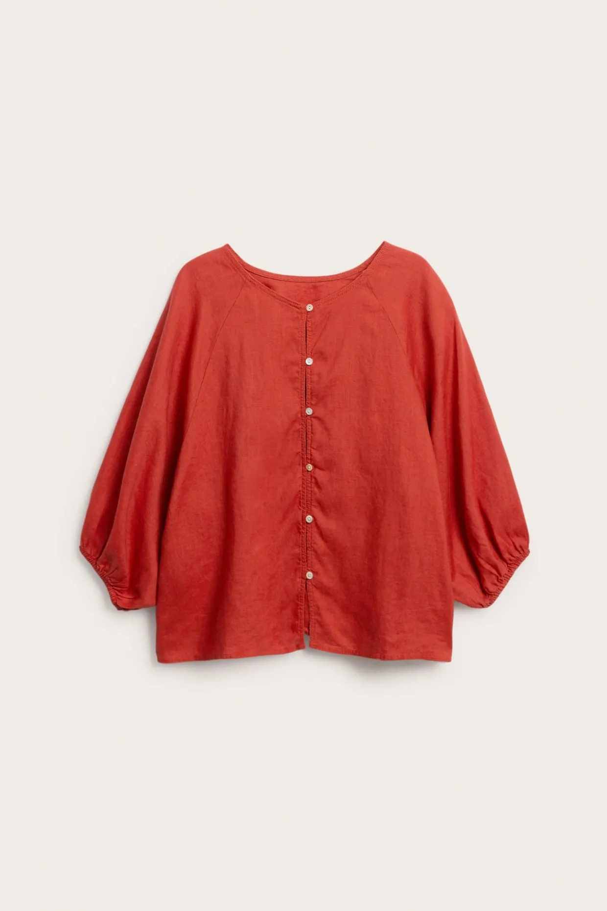 Linbluse med knappedetaljer