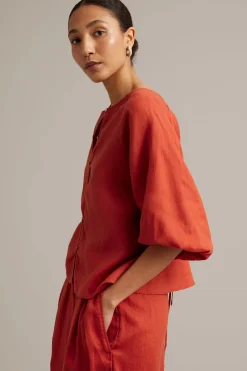 Linbluse med knappedetaljer