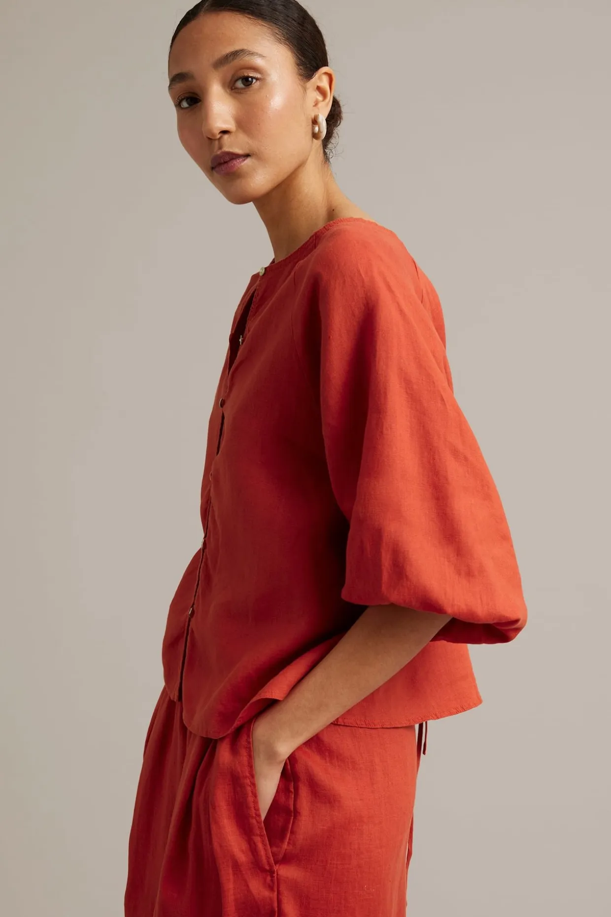 Linbluse med knappedetaljer