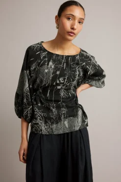 Linbluse med knappedetaljer