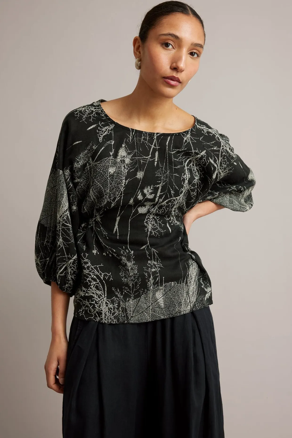 Linbluse med knappedetaljer