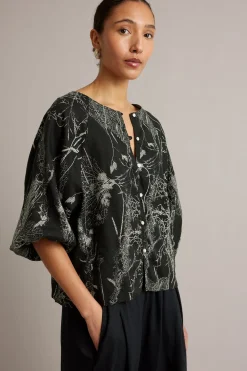 Linbluse med knappedetaljer