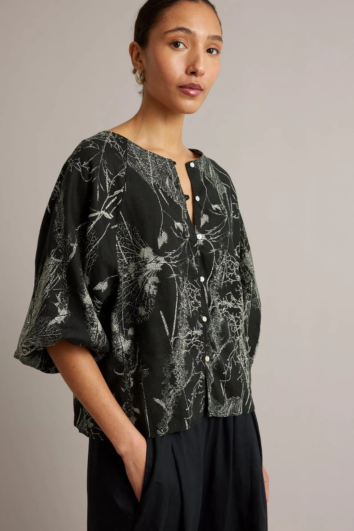 Linbluse med knappedetaljer