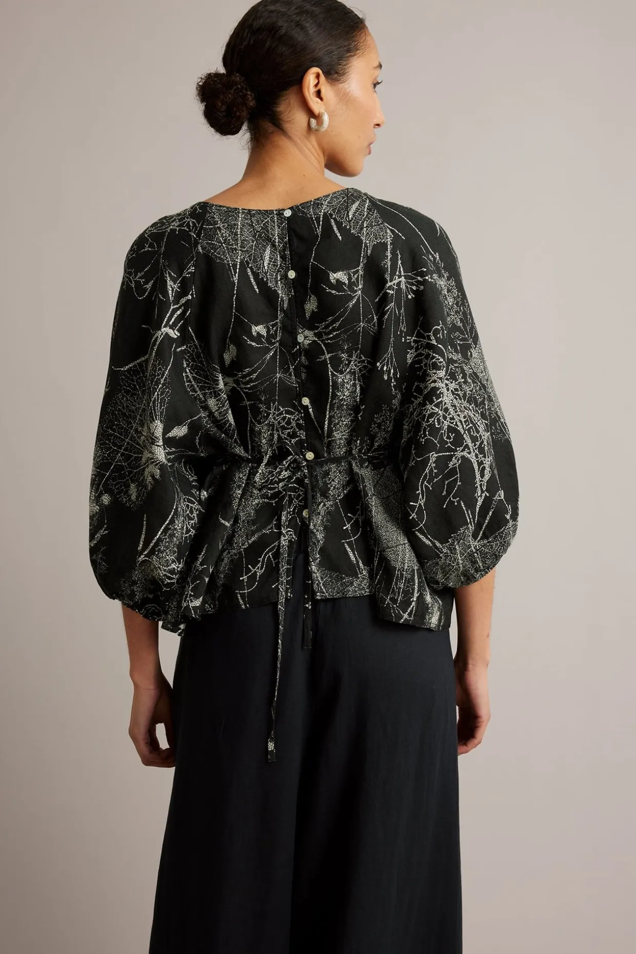 Linbluse med knappedetaljer