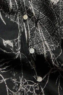 Linbluse med knappedetaljer