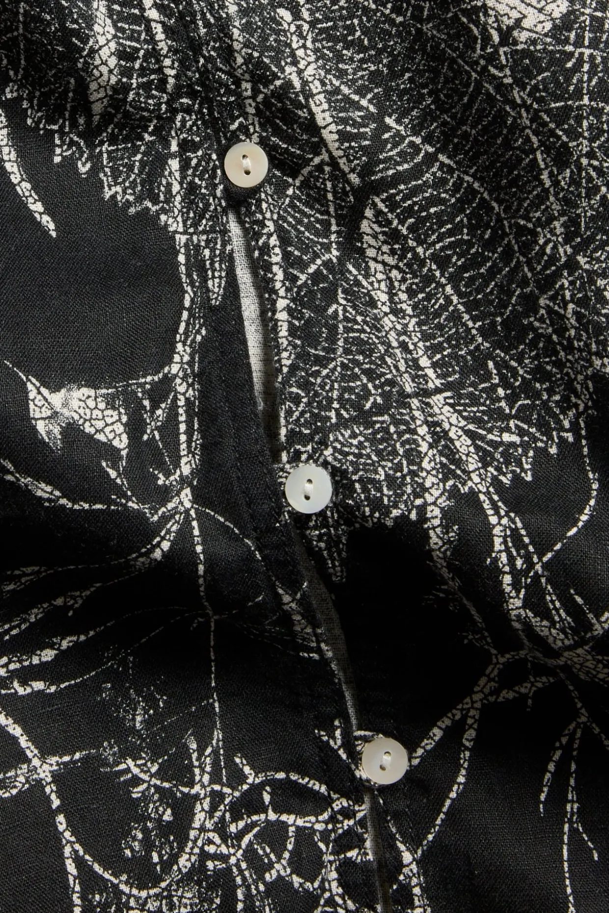 Linbluse med knappedetaljer