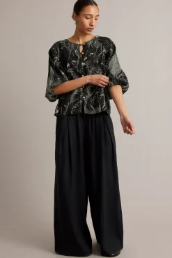 Linbluse med knappedetaljer