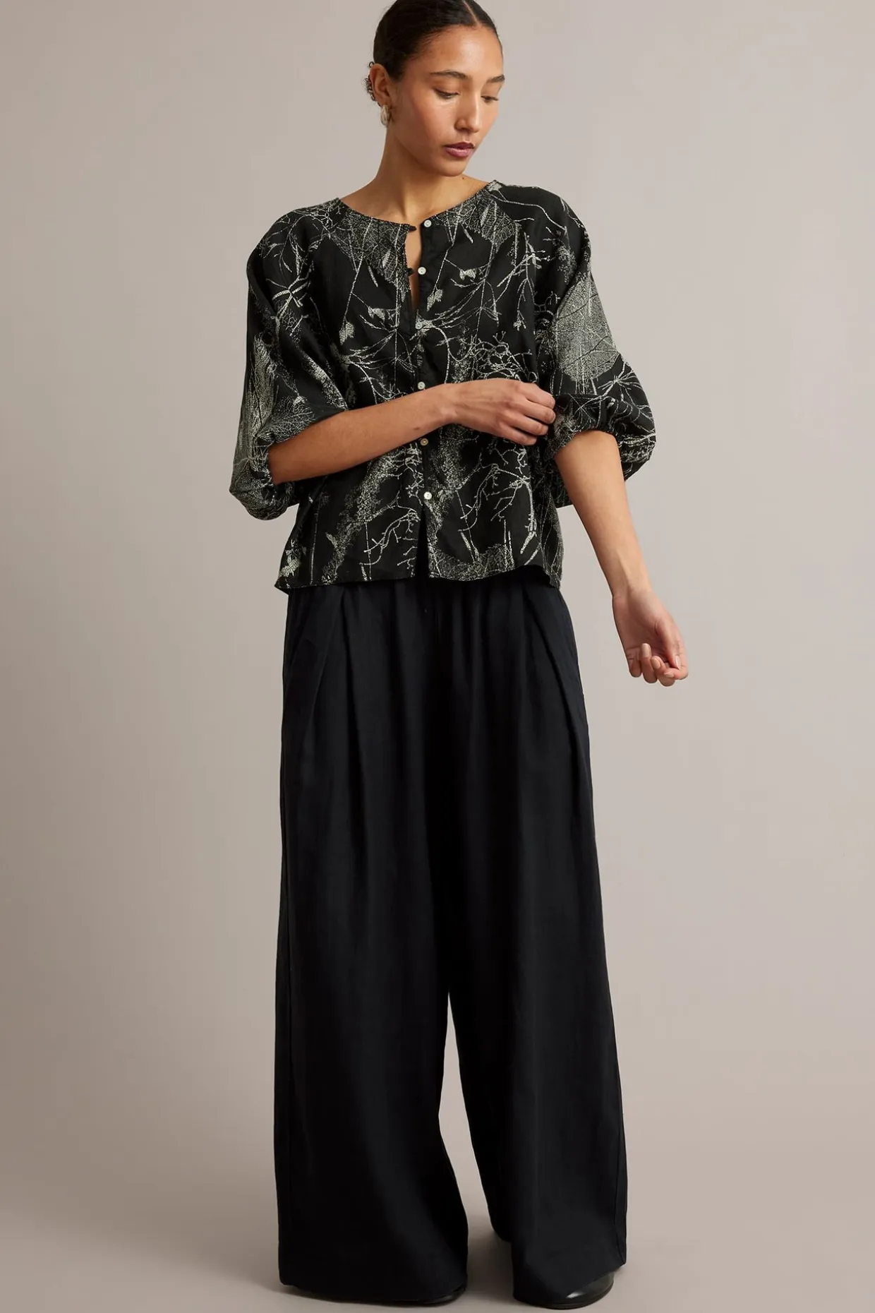 Linbluse med knappedetaljer