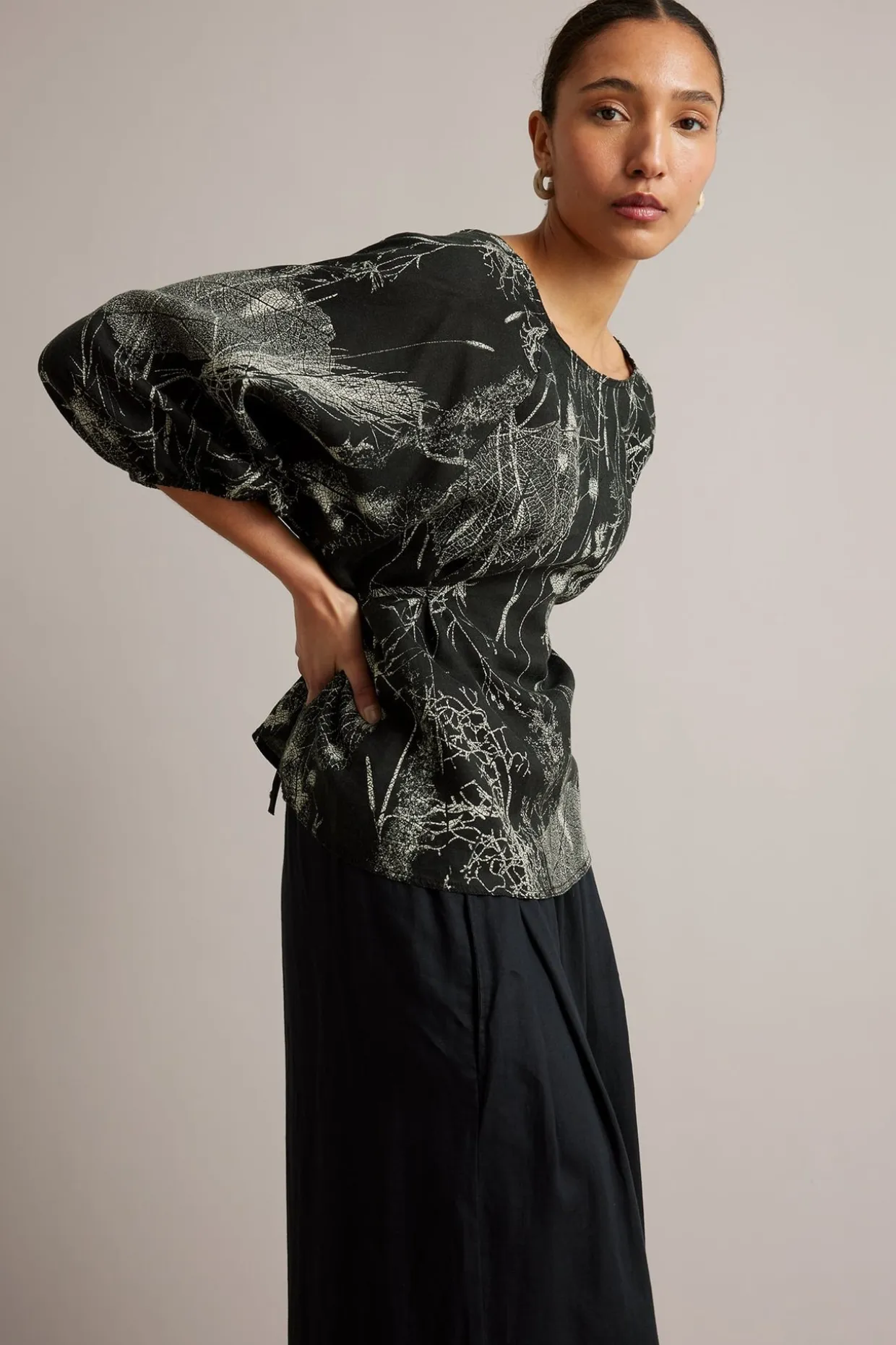 Linbluse med knappedetaljer