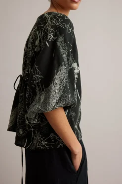 Linbluse med knappedetaljer