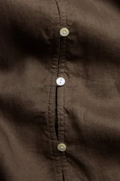 Linbluse med knappedetaljer