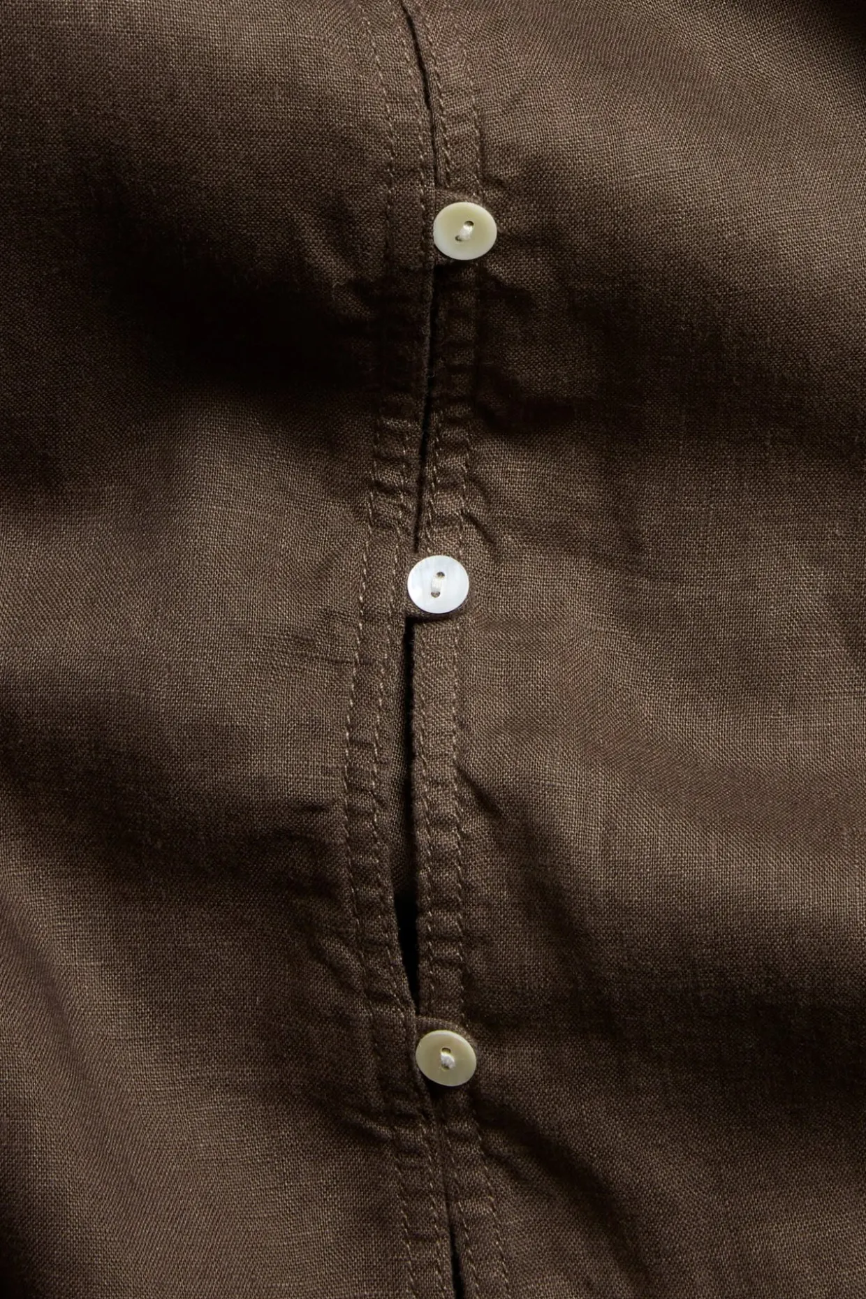 Linbluse med knappedetaljer